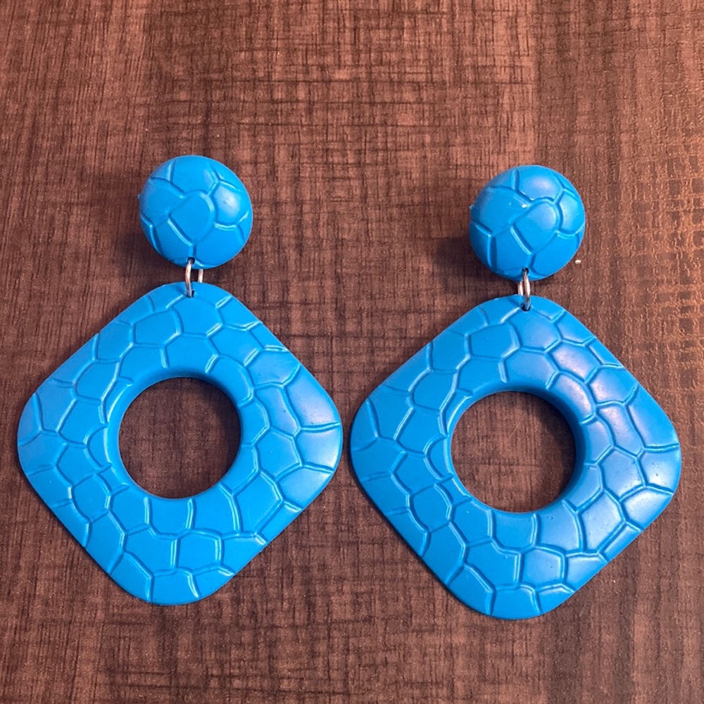 Blue patterned diamond shaped earrings!